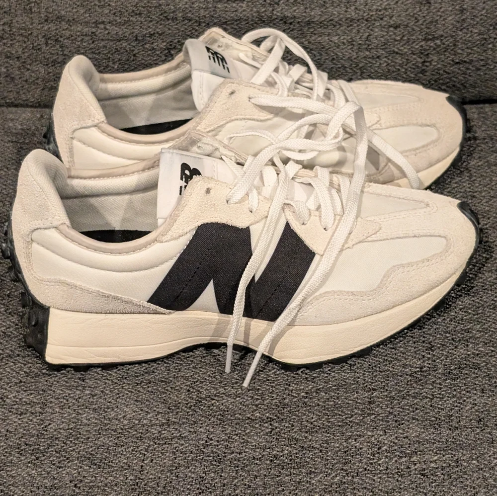 New Balance Women's 327 Sneaker